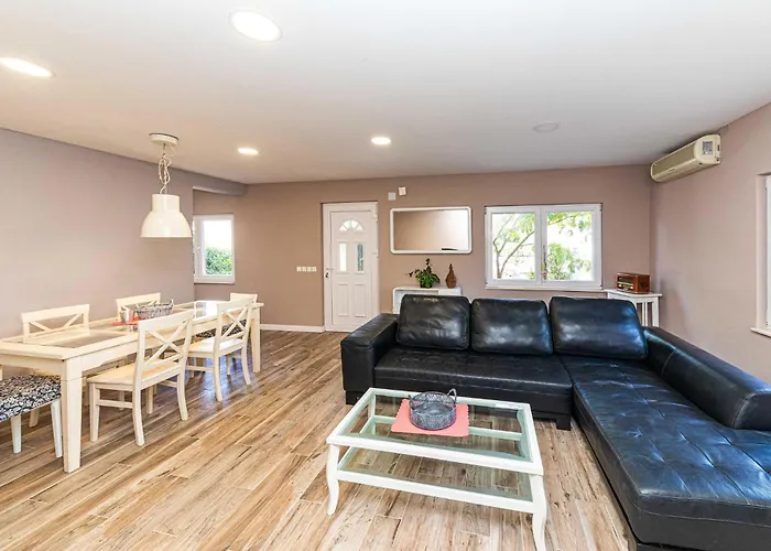 בית נופש 4 Bedroom Lovely In